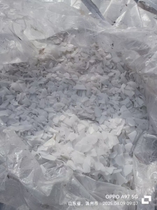 出售PE小蓝桶破碎料40吨，小白桶40吨