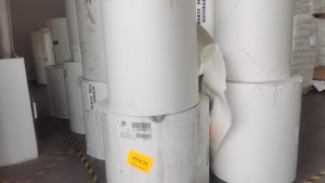 出售白色淋膜口杯卷纸，多数260-310克，美国进口