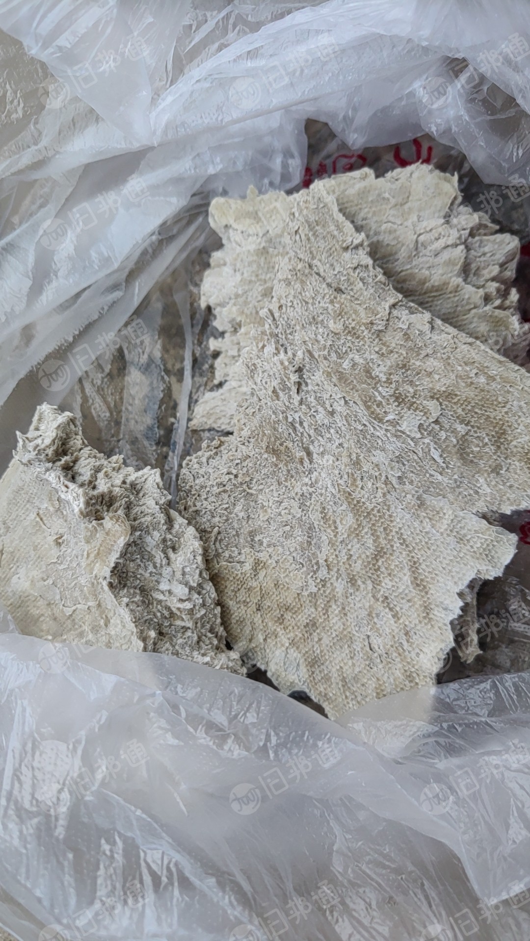 厂家出售生产湿纸巾下来的白纸浆和黄色废渣,少量水