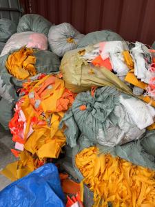 紧急处理一批雨伞布料，现货十几吨，双面带胶，货在浙江宁波