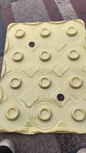 出售黄色PET吸塑盒破碎料，月供10吨