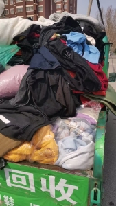 长期出售旧衣服统货，旧衣服小区货，旧衣服，现货七八吨，黑料挑出来了