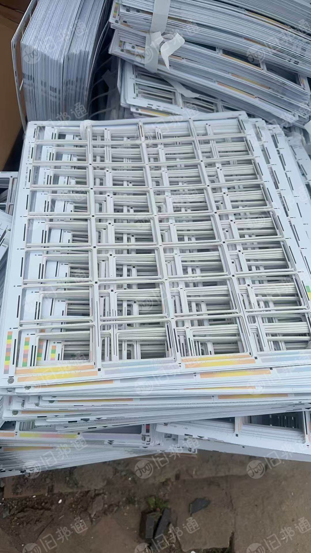 出售做身份证下来的PVC边角料,上面复合一层PET膜,现货20吨