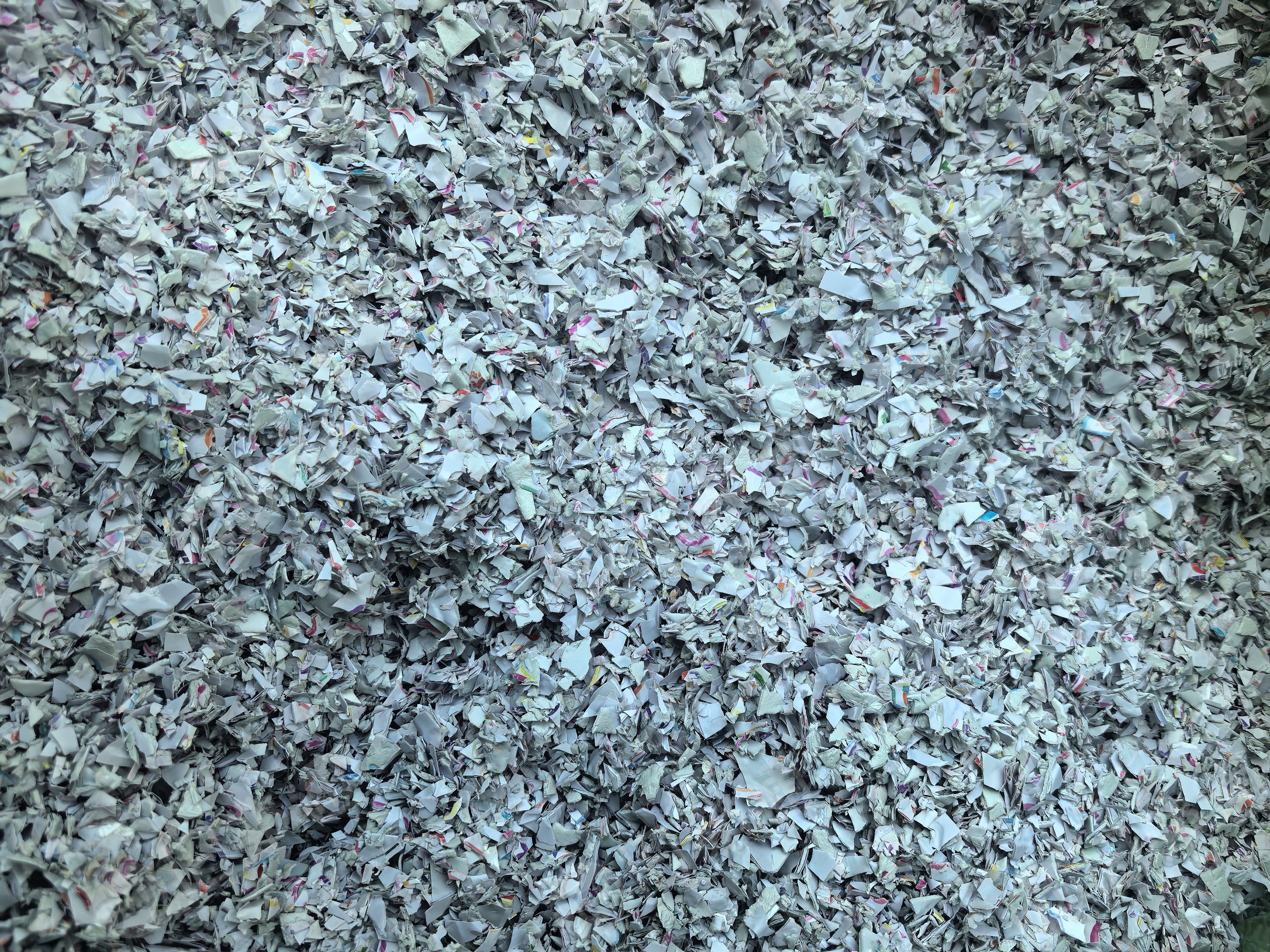 浙江温州厂出售PVC中性偏软墙纸粉碎料,月供100多吨