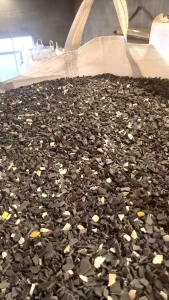 出售尼龙水箱破碎料，现货十几吨，也有尼龙扇叶破碎料