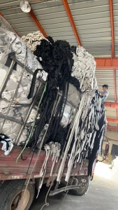 出售涤纶打绳料，涤纶布条，有些是一层海绵带一层涤纶，月供20吨左右