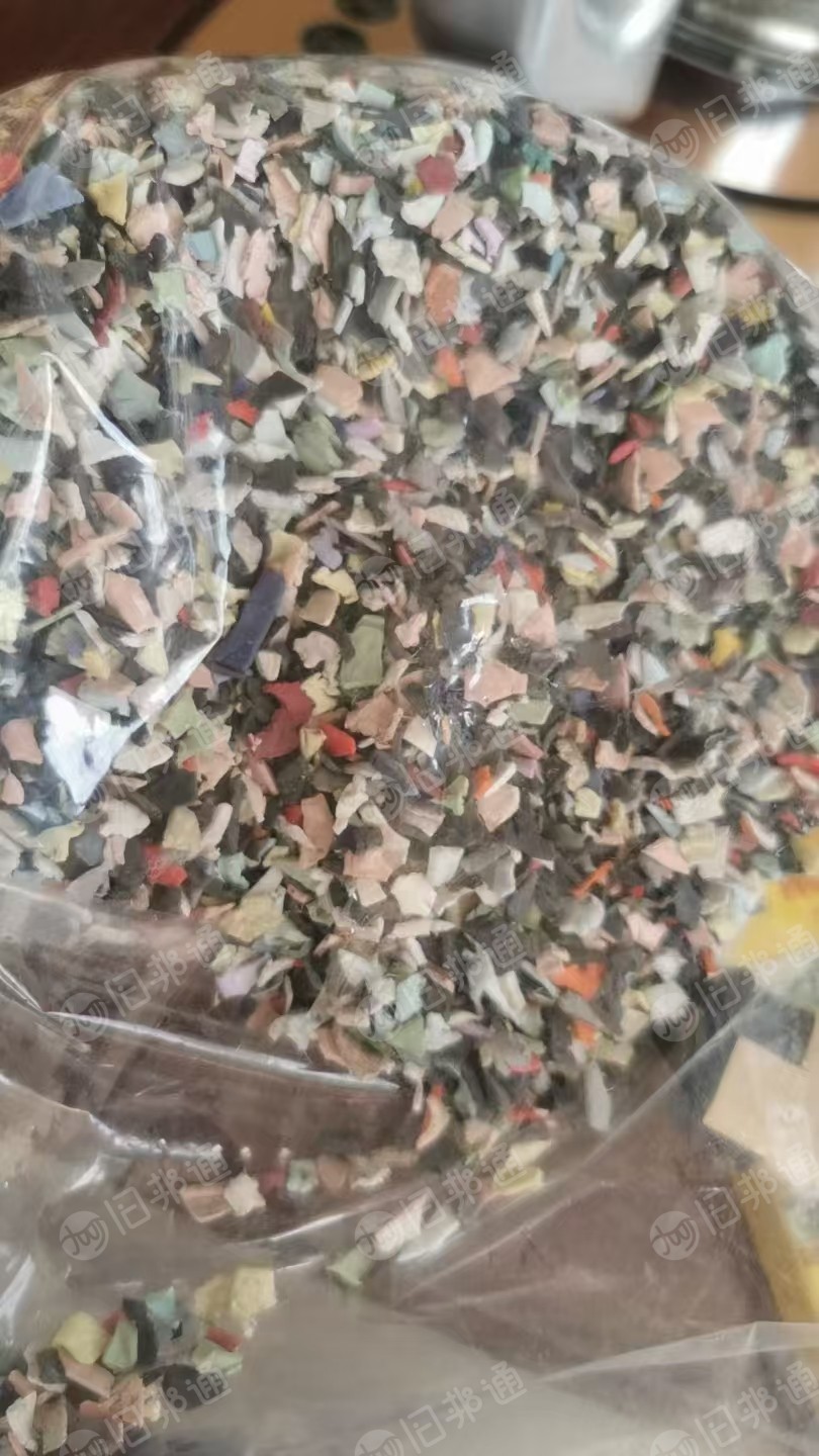 长期出售PVC箱包边条，箱包条破碎料，现货32吨
