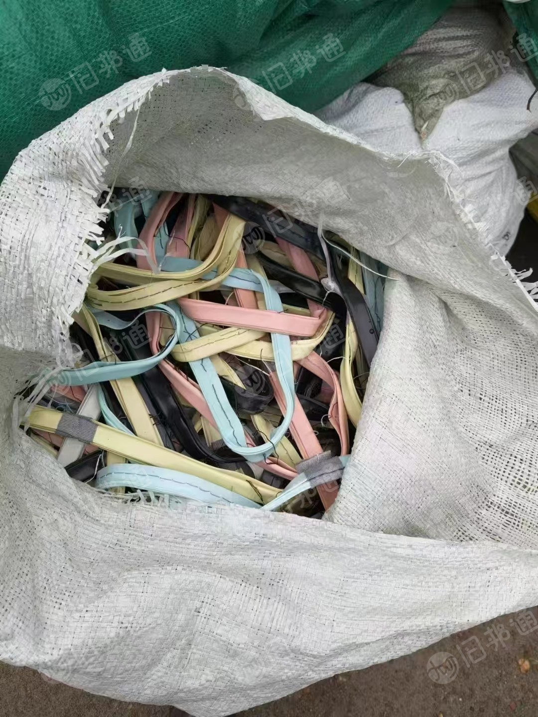 长期出售PVC箱包边条，箱包条破碎料，现货32吨