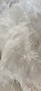 长期出售纯涤纶布边纱,纯白色,纤维比较短,可造粒用,厂在江苏苏州
