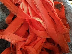 长期大量出售服装厂下脚料，有纯棉，涤棉，涤纶的，每个月有几十吨货，厂在山西临汾