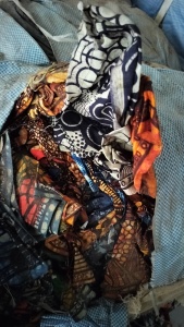 出售一批印染厂下来的纯棉废布，现货14吨，厂在云南曲靖