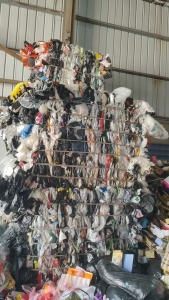 出售PE快递袋废料，有些黑膜在里面