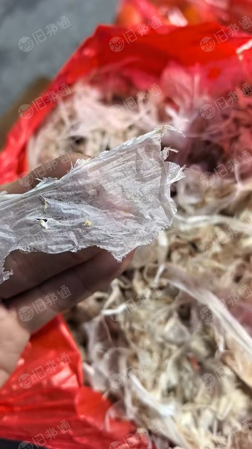 出售纸箱上撕下来的PE膜废料,会带些纸,月供六七十吨