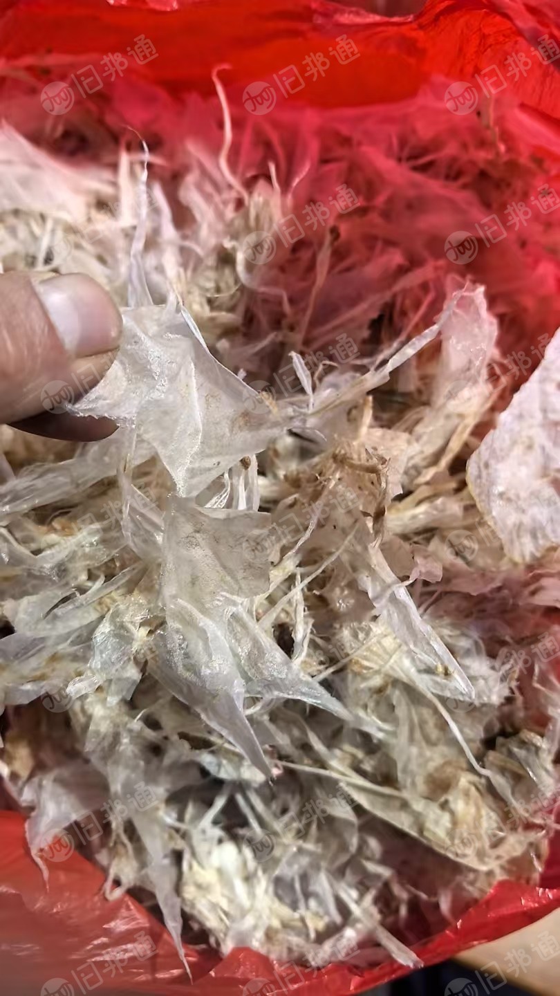 出售纸箱上撕下来的PE膜废料,会带些纸,月供六七十吨