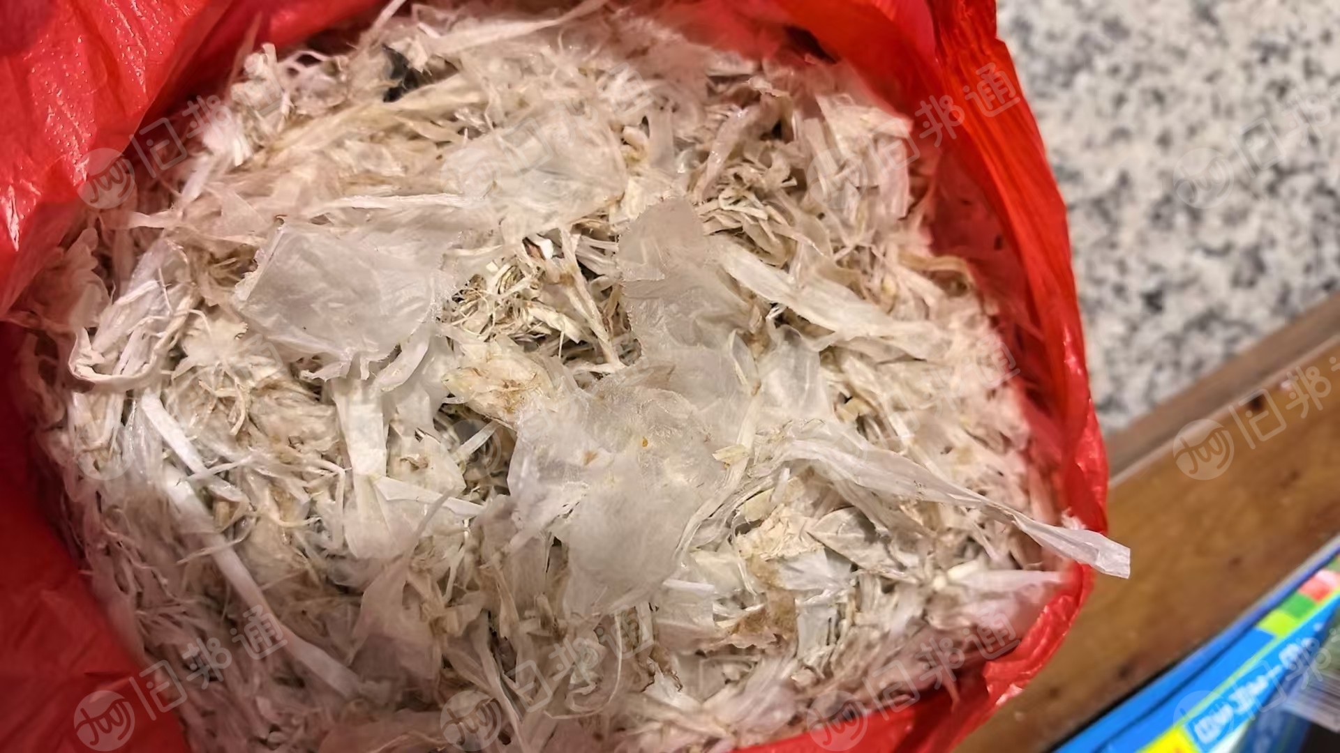 出售纸箱上撕下来的PE膜废料,会带些纸,月供六七十吨