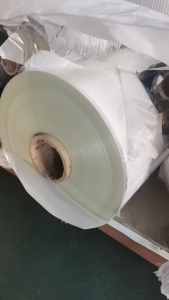 厂家处理PET膜，有胶无胶都有，PET复合PVC卷膜也有，每种几吨