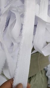 长期出售切布条厂下来的涤纶废布，带桨，开花料，现货有4.2米一车，货在江苏淮安