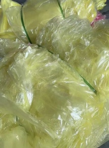 出售风电黄膜废料,带有少量黑色胶条,无树脂,干燥的,月供十几吨
