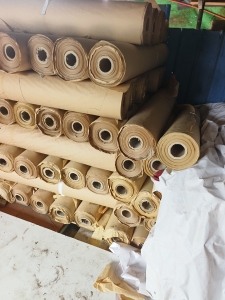 长期出售卷筒牛皮纸，50克，一卷40多公斤