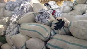 长期出售服装厂下脚料，废布料，涤纶废布，颜色分开，按统货出，现货够9.6米一车