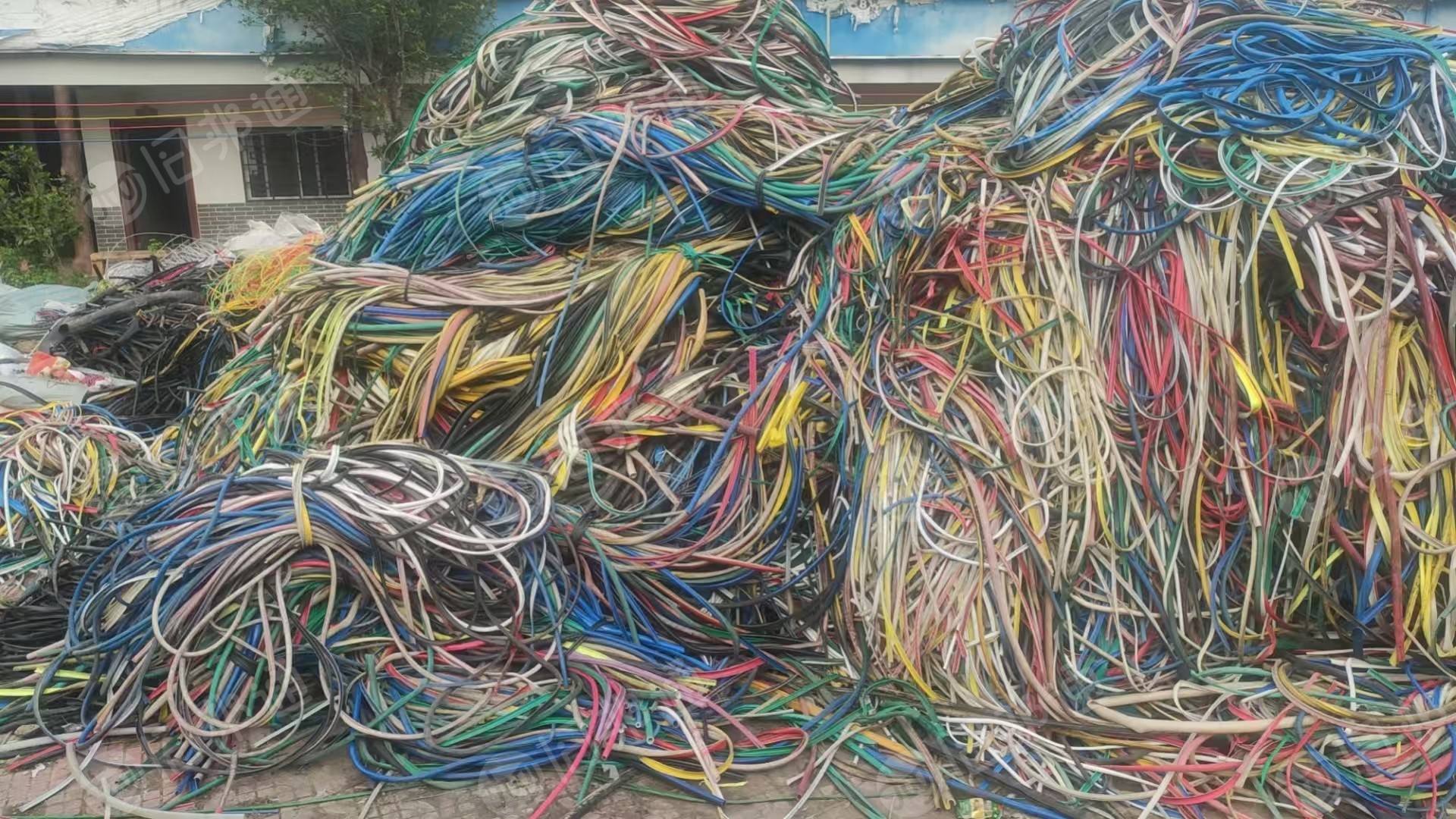 出售PVC线皮毛料,铝线皮有,铜线皮也有,现货二三十吨
