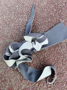 长期出售校服厂和帽子厂下来的涤棉废布，纯棉废布，月供10吨左右，货在江苏宿迁