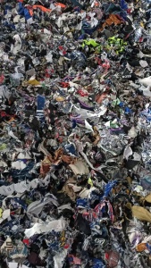 长期出售商标破碎好的涤纶废布，涤纶边角料，可做发泡料，现货七八吨，月供四五十吨