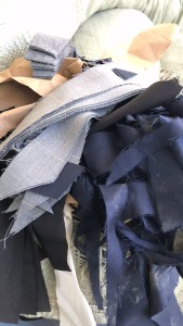 长期出售服装厂下脚料，废布统货，涤纶废布居多，现货三十吨