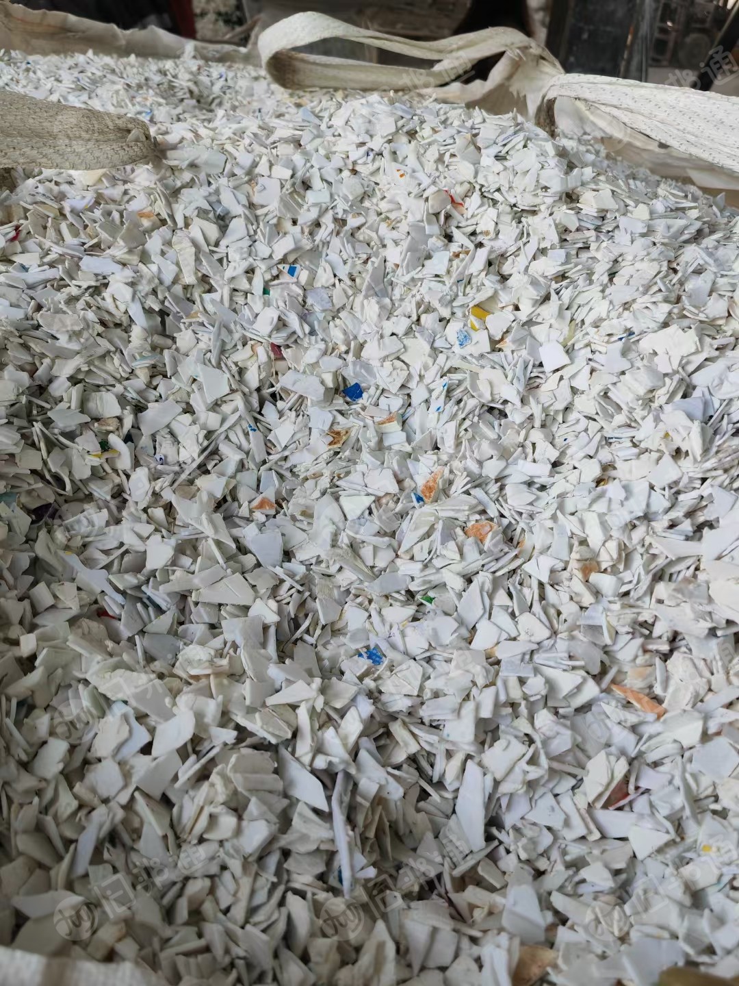 长期求购白色带字涂料桶破碎料，月需500吨