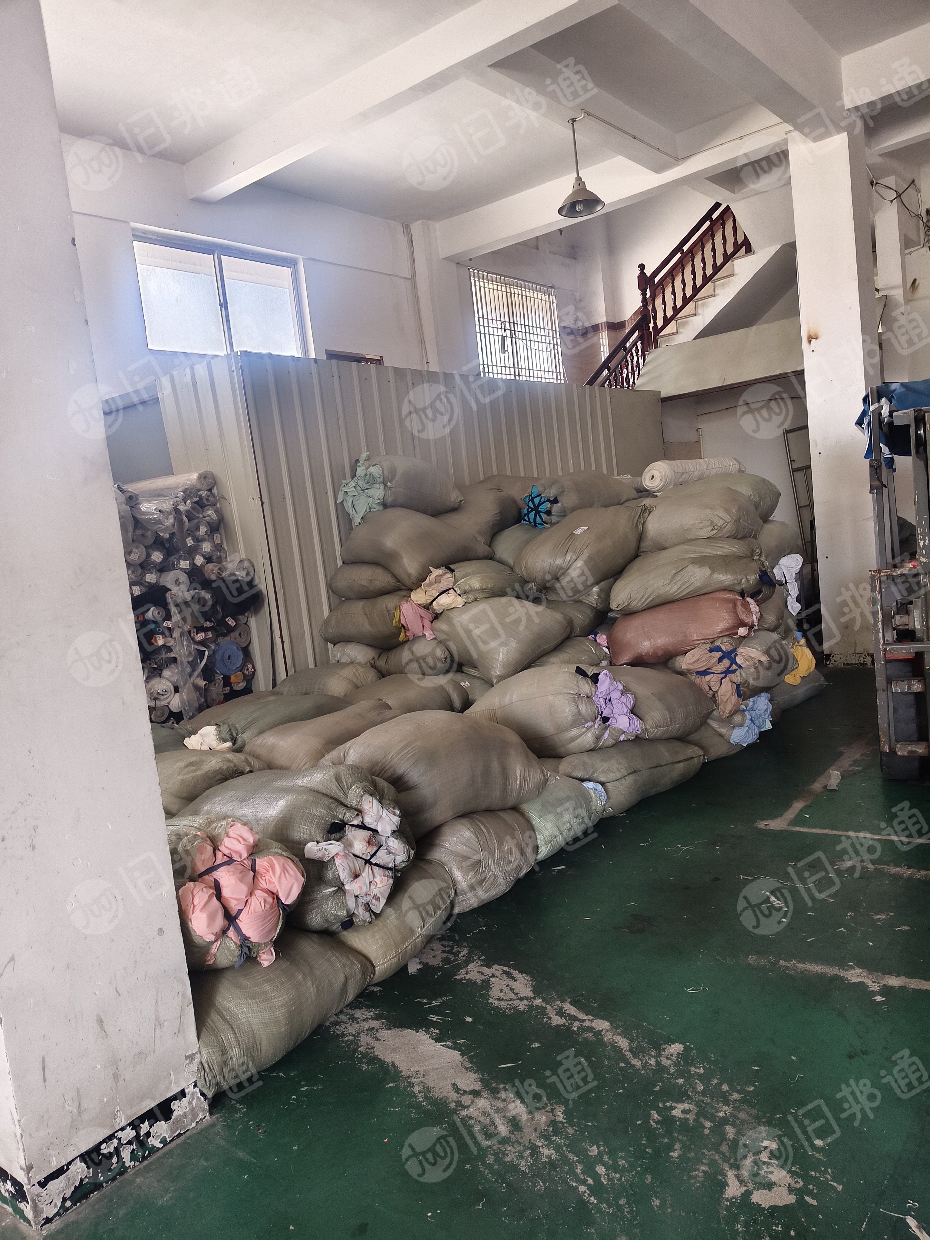 长期出售纯尼龙库存布退出来的大块布,品种比较杂,所以退出来卖,现货20吨,厂在福建泉州