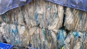 出售PET膜废料，轻胶，有透明的，也有部分蓝色的，现货10吨左右