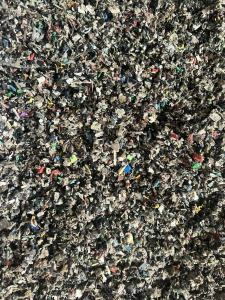 长期大量出售塑料杂料，主要是响料下来的杂料