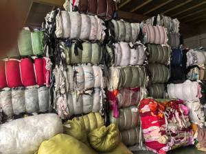 长期大量出售涤纶氨纶废布，现货10多货。什么颜色都有，厂在浙江绍兴