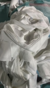 长期出售纯涤纶废布，白色 浅三色 深色 黑色，低价出售，可造粒，厂在广东东莞