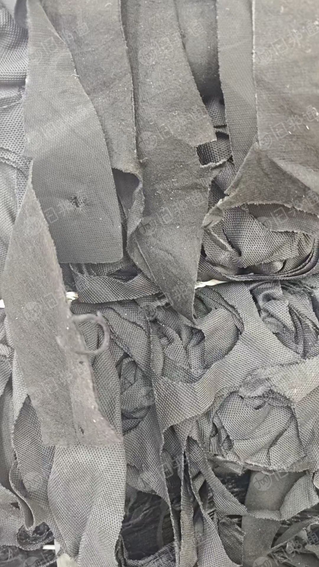 长期出售汽车内饰料，汽车顶棚布，涤纶材质，带点丙烯，每个月有一两百吨，货在安徽合肥