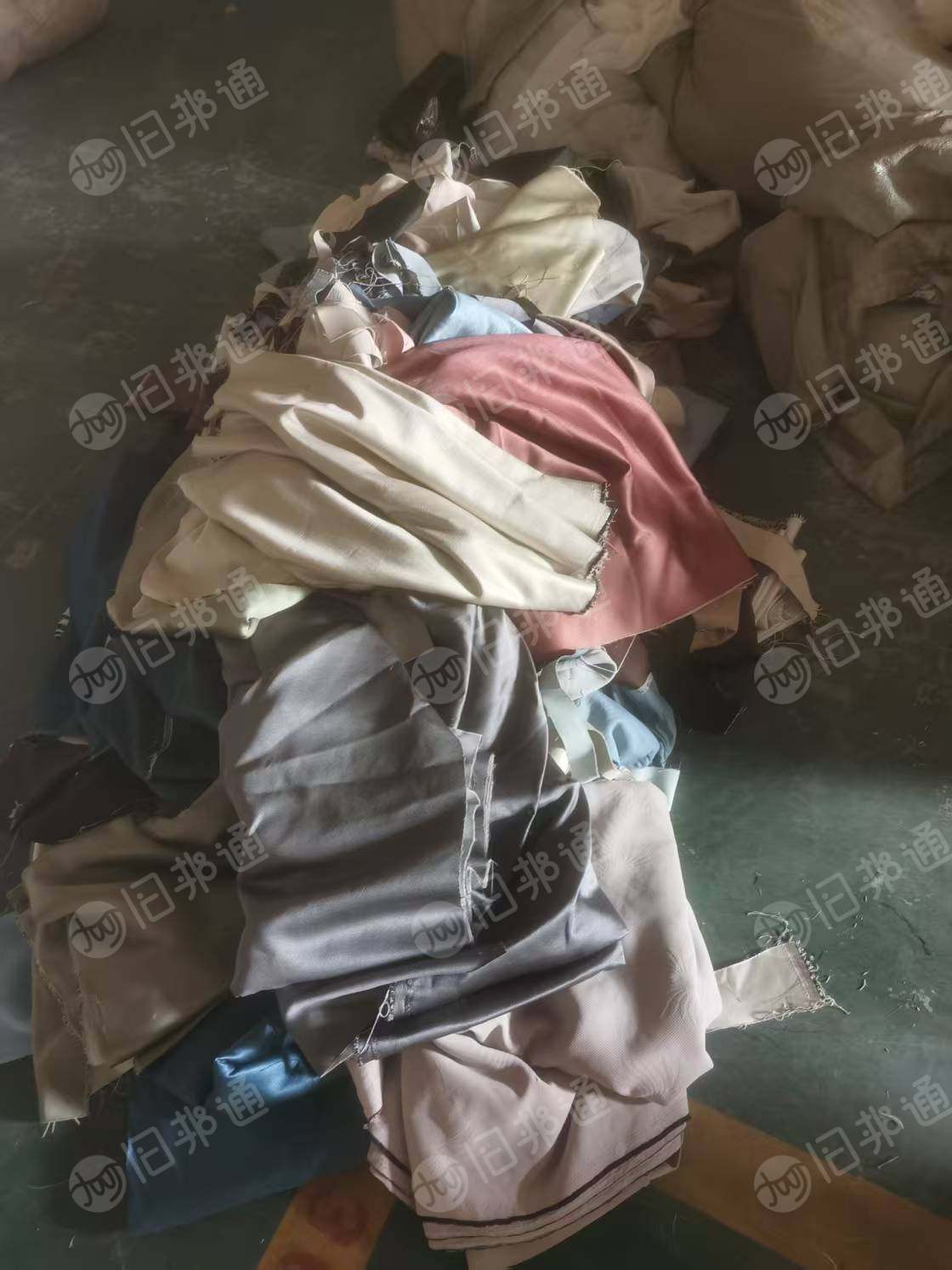 长期出售窗帘布，浅色和黑色混在一起，质量好，现货9米6（19吨）一车，货在湖北武汉