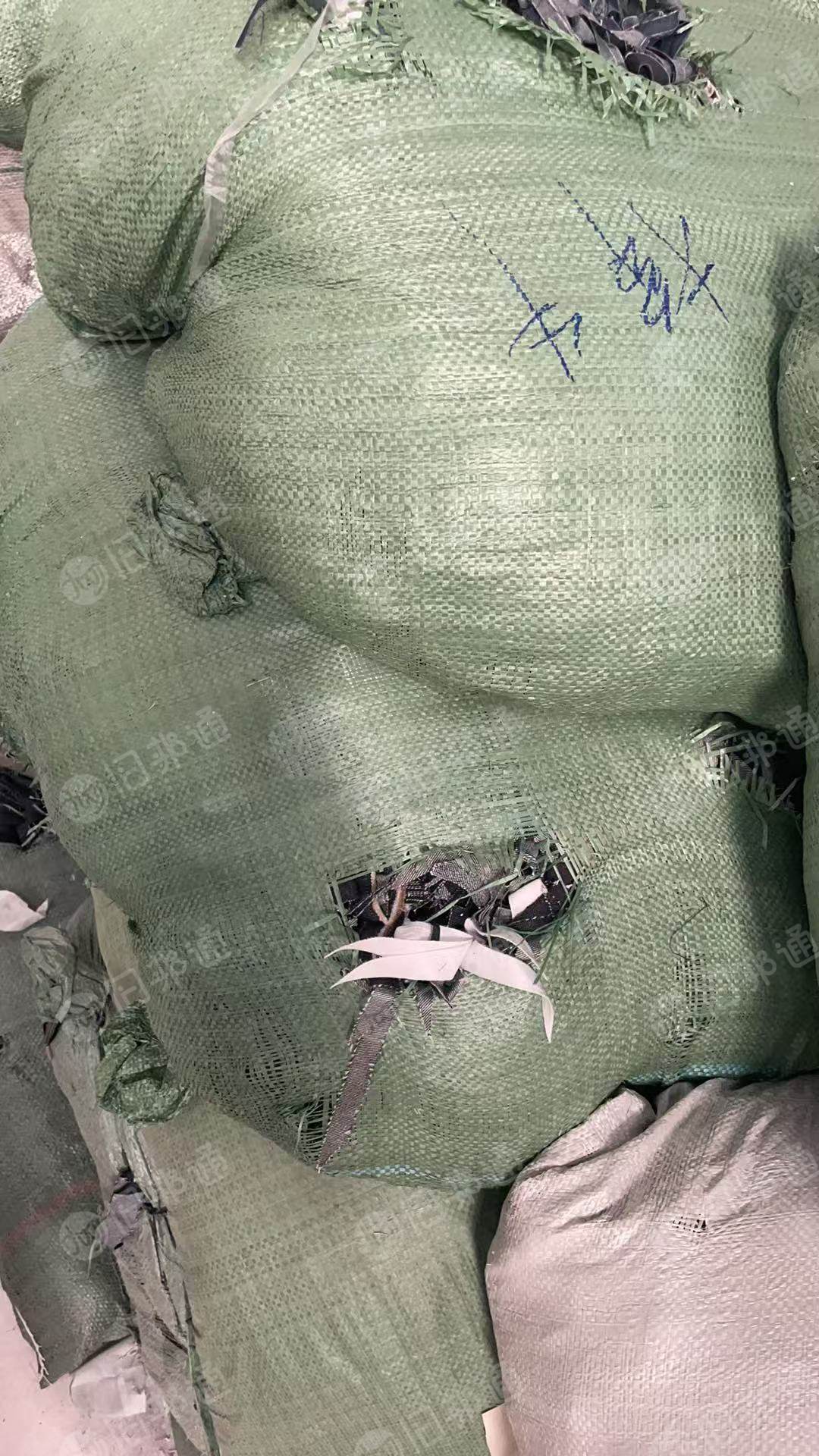 出售牛仔碎布,纯棉和混纺化纤,照光和不照光都有,分开,月供十几吨,广东广州新塘
