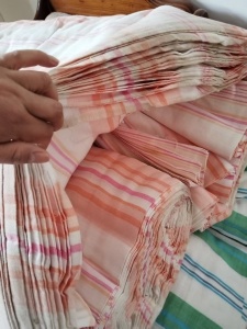 出售一批纯棉卷布，幅宽2-2.2左右，长度96和100多的。纯棉手织方格布有200多块布