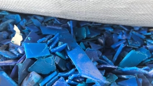 出售水粉小蓝桶破碎料，现货10吨