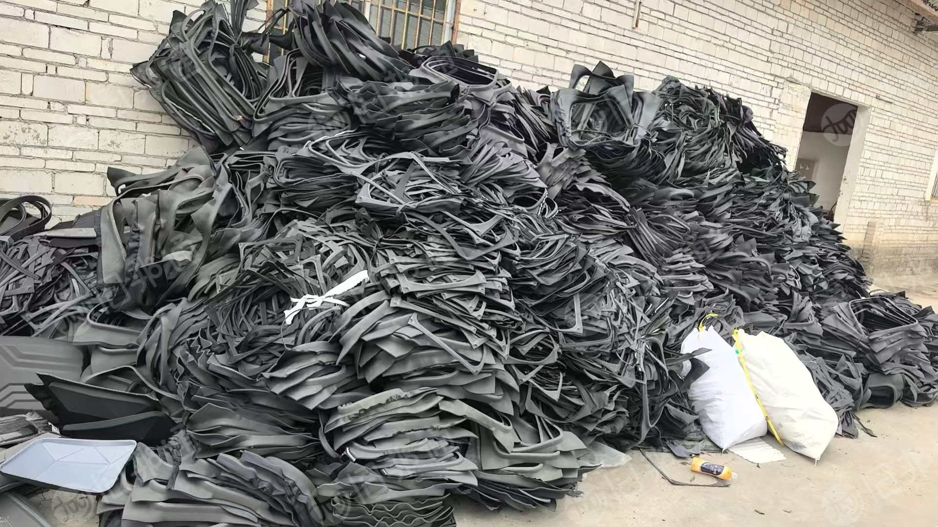 出售PVC边角料,EVA边角料,涤纶拉丝布,碎真皮。