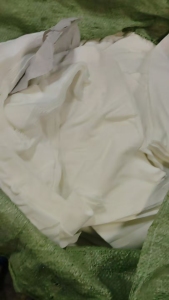 长期出售牛奶丝废布，都是白色纯涤纶的，按布块大小卖，每个月有几十吨，货在广东揭阳