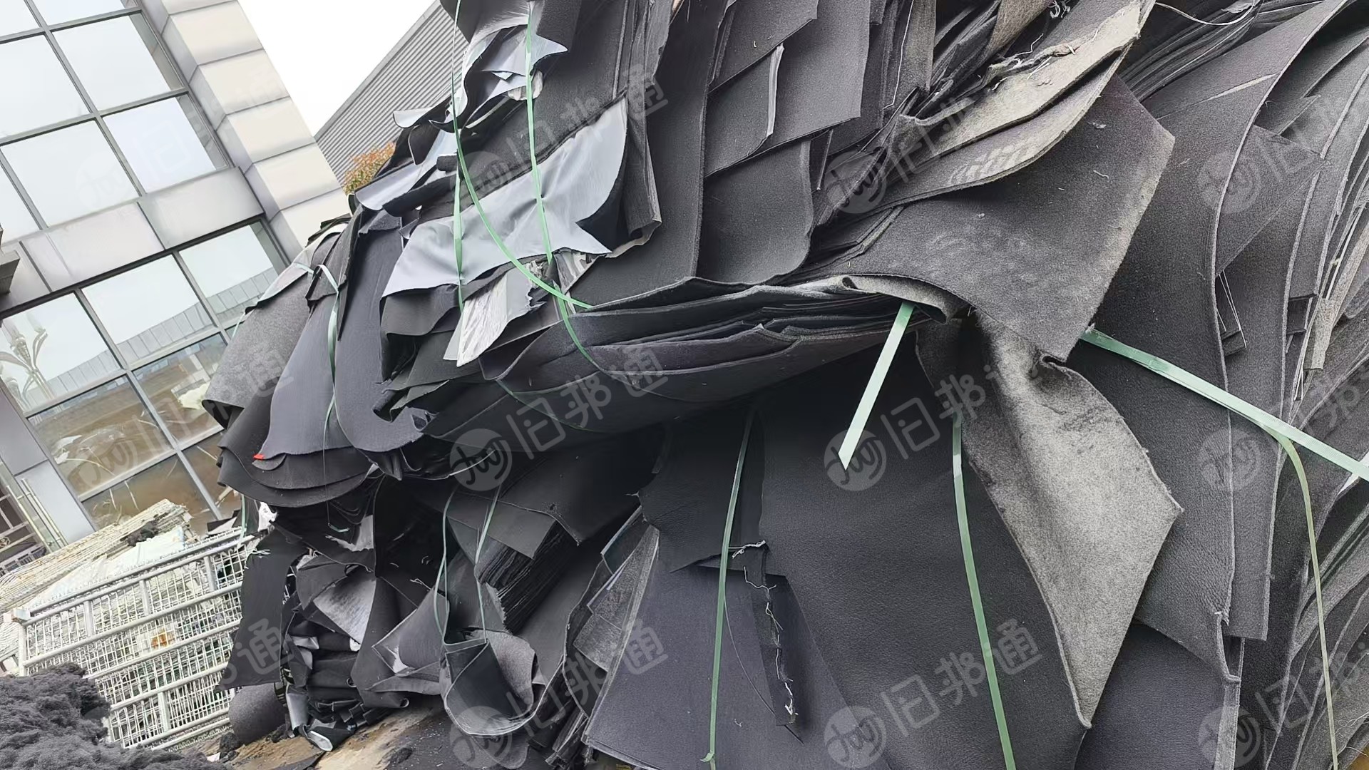 长期出售汽车软质地毯料，PE/PET材质的，每月20-30吨，货在四川成都