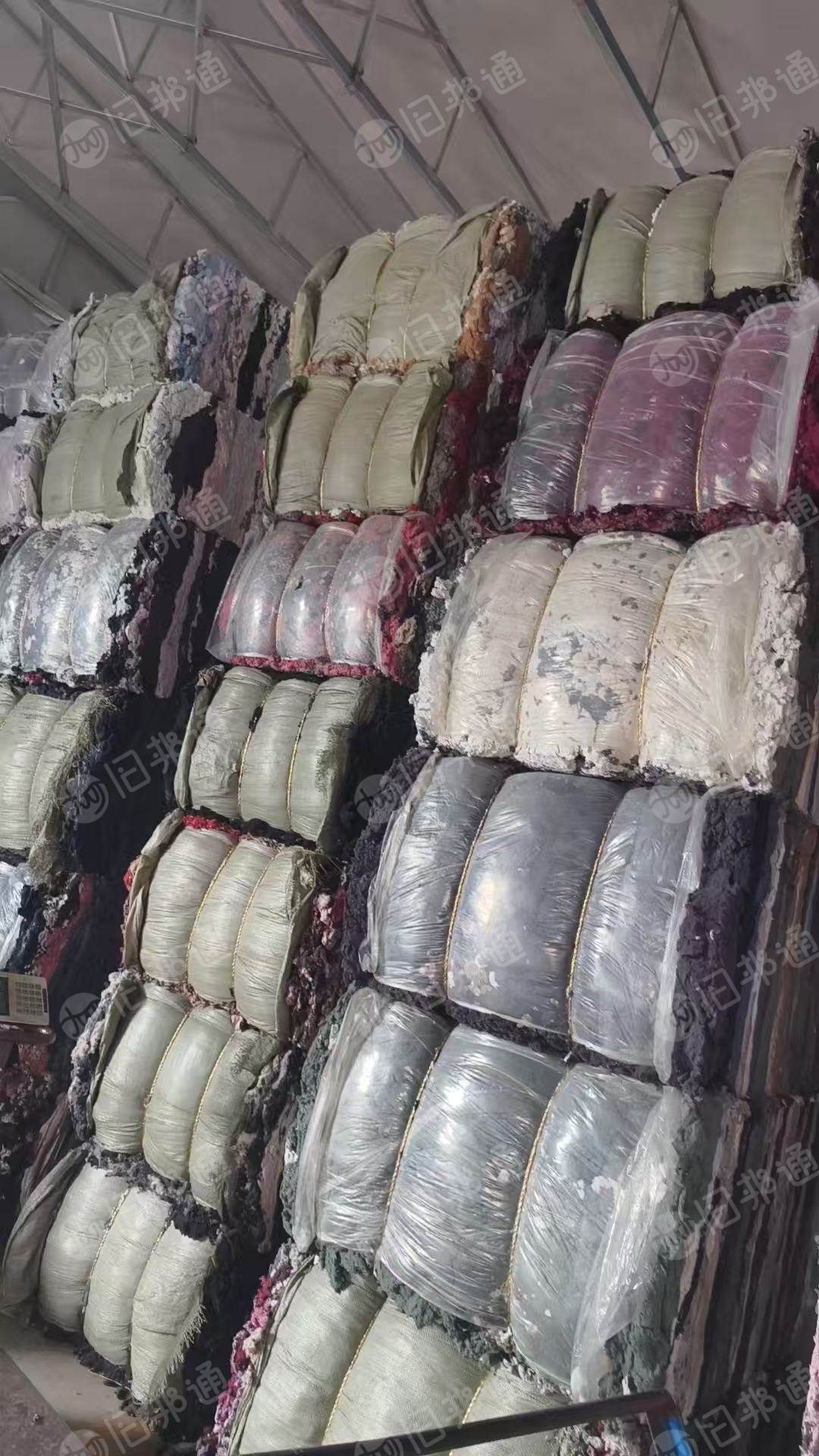 长期大量出售涤纶毛毛料，颜色都混在一起卖，没有分开，每个月30吨左右，厂在浙江金华