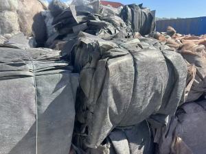 长期出售防水材料下来的干净切边料，有涤丙材质和涤锦材质，月供几十吨，货在辽宁大连