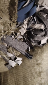 长期出售冲锋衣边角料，纯涤纶带胶，黑烟料，现货有8-9吨，颜色没分，厂在福建福州