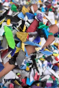 长期出售涂料桶破碎料，花色涂料桶破碎料，白色涂料桶破碎料都有