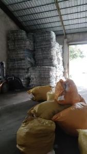 出售PET服裝膜廢料,帶膠水的