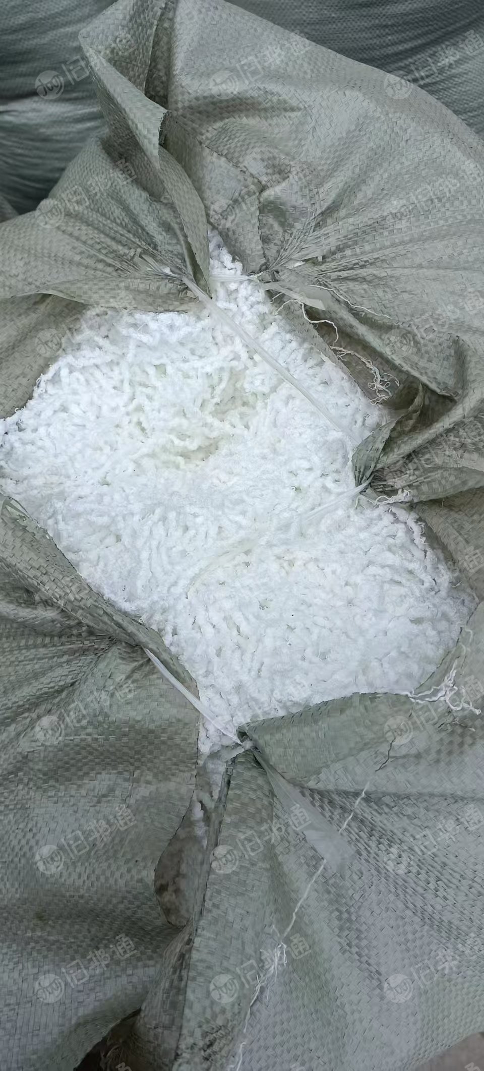 长期出售涤纶水丝，涤纶废丝，含水量3.6折左右，现货十二吨