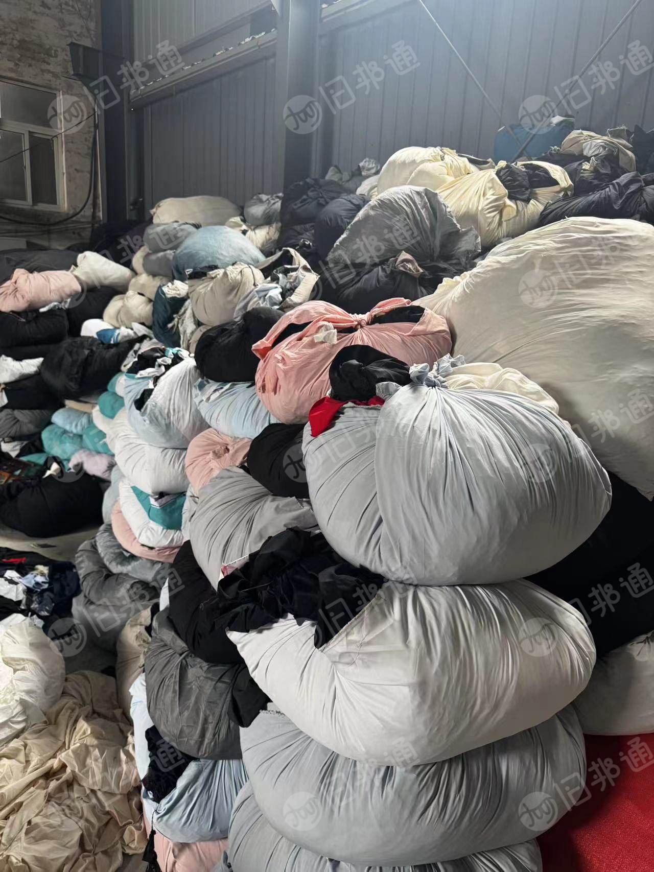 长期出售涤纶废布，涤纶布，涤纶卷材，现货20吨左右