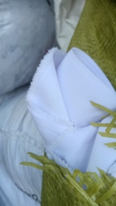 长期出售白色,杂色的雨伞废布,帐篷边角料,带浆,杂色月供六七十吨